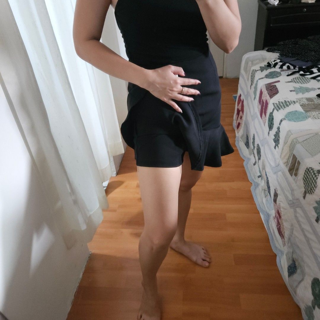 BLACK MERMAID MINI SKIRT (Category: Skirts) located in Carmona. Submitted by simplestashph (Listing ID 1457822509, Image 3). Description: 0100 BLACK MERMAID MINI SKIRT W 27 L16 PHP 400.