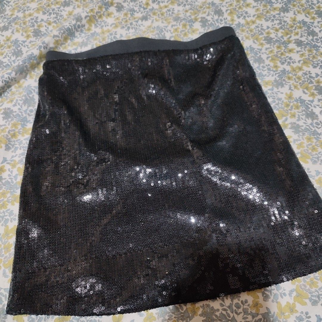 black shiny sequined skirt stretchable (Category: Skirts) located in Manila. Submitted by busybuzzingbees (Listing ID 1457735458, Image 1). Description: waist: 26 length: 15 high quality sequins are complete and not easy to remove or flimsy never used perfect for parties/night outs Loc: Malate, Manila Can meet up around LRT 1 Quirino or Vito Cruz only Shipping thru Lalamove, J&T, or any same-day courier that the buyer prefers Helping tags: Zara, 