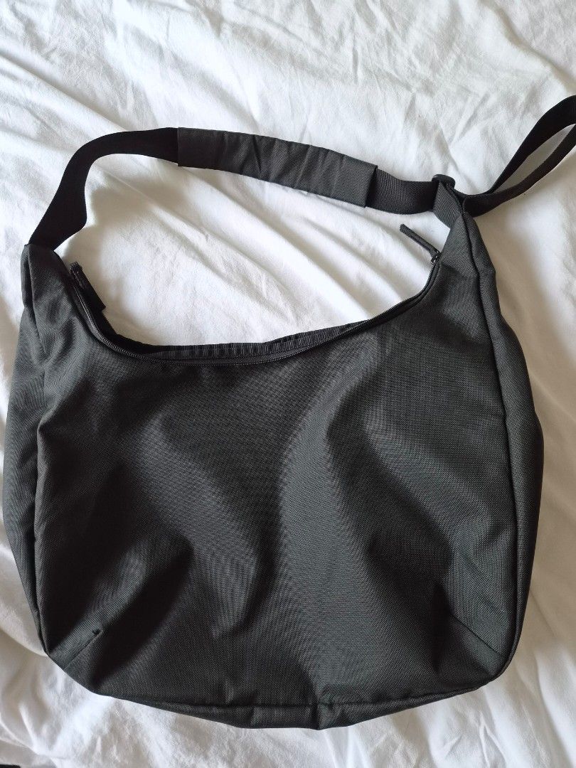 Black Sling Bag (Category: Cross-body Bags) located in Las Pinas. Submitted by storage485 (Listing ID 1457854688, Image 1). Description: - Sleek black sling bag - Main zippered compartment for security - Adjustable strap for comfortable wear - Ideal for everyday use - Surprisingly spacious interior - Lightweight and easy to carry.