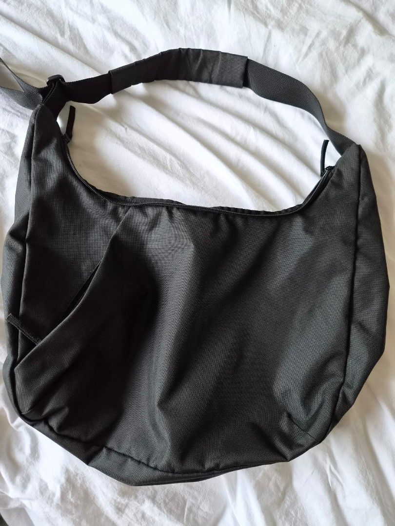 Black Sling Bag (Category: Cross-body Bags) located in Las Pinas. Submitted by storage485 (Listing ID 1457854688, Image 2). Description: - Sleek black sling bag - Main zippered compartment for security - Adjustable strap for comfortable wear - Ideal for everyday use - Surprisingly spacious interior - Lightweight and easy to carry.
