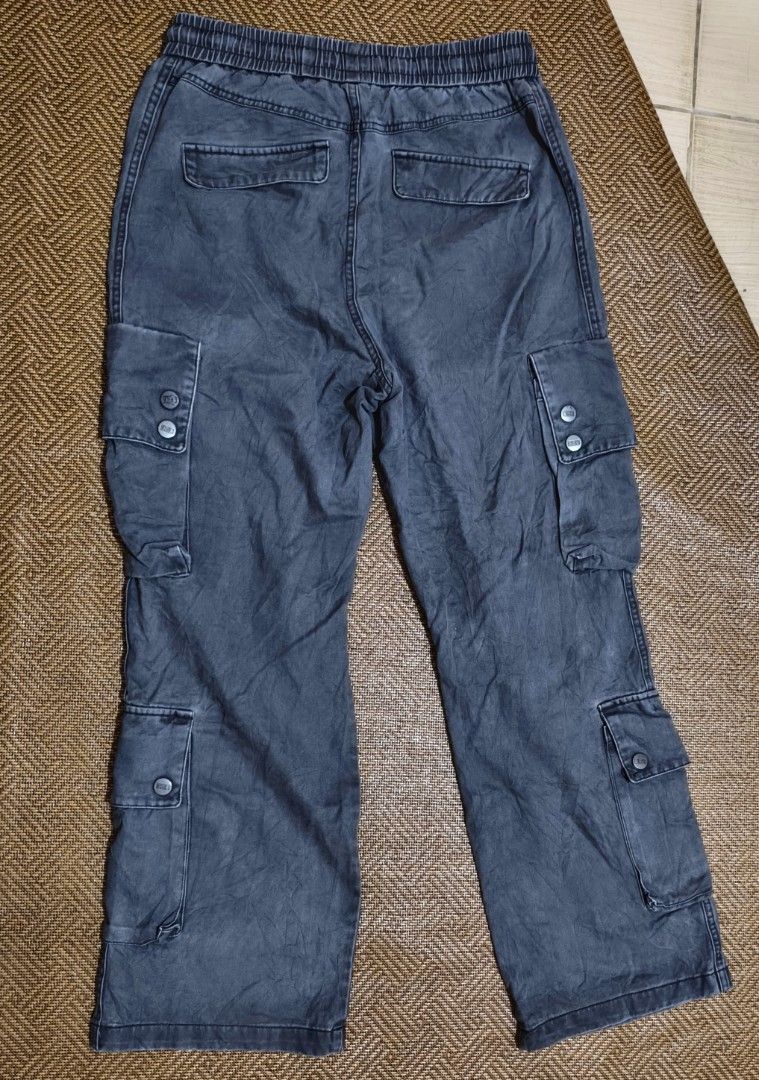 Boneless Cargo Pants (Category: Trousers) located in Mandaue City. Submitted by kulasyow (Listing ID 1457807478, Image 2). Description: Boneless Cargo Pants Issue: Missing 1 button on 1 of the pocket. Cebu Loc 350+SF.