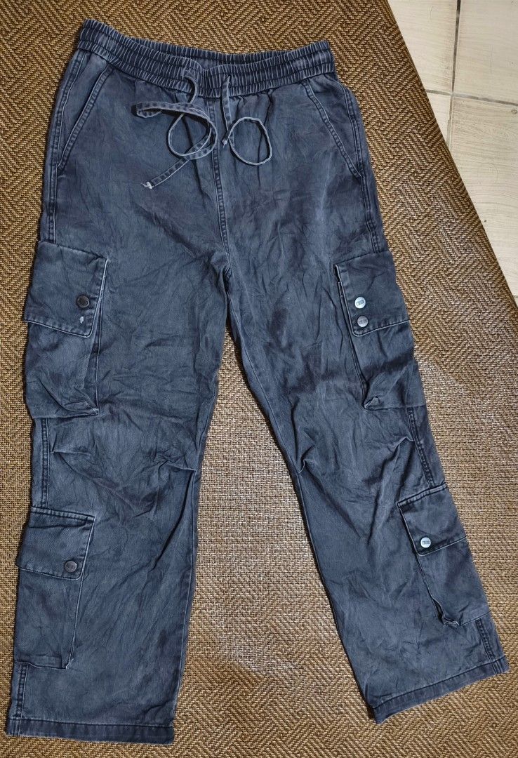 Boneless Cargo Pants (Category: Trousers) located in Mandaue City. Submitted by kulasyow (Listing ID 1457807478, Image 1). Description: Boneless Cargo Pants Issue: Missing 1 button on 1 of the pocket. Cebu Loc 350+SF.