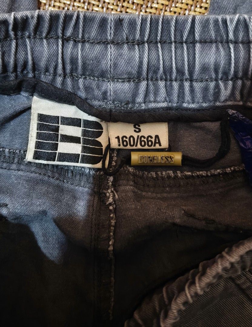 Boneless Cargo Pants (Category: Trousers) located in Mandaue City. Submitted by kulasyow (Listing ID 1457807478, Image 3). Description: Boneless Cargo Pants Issue: Missing 1 button on 1 of the pocket. Cebu Loc 350+SF.