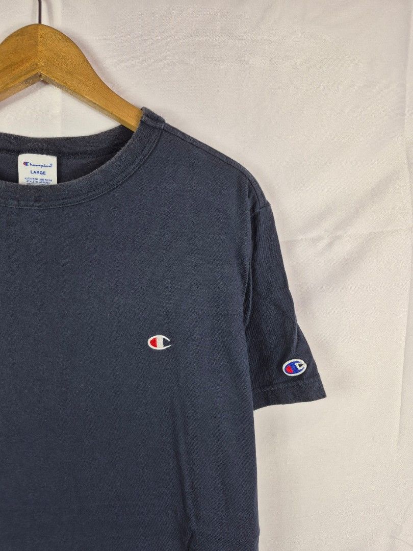 CHAMPION SMALL LOGO BASIC TEE ESSENTIALS (Category: Tshirts & Polo Shirts) located in Pasir Mas. Submitted by nzrn_ba (Listing ID 1457806722, Image 2). Description: Champion Small Logo Basic Tee Size M Pit 20 labuh 27.5 Cond 7/10, color okay design simple cun, faded sikit RM38 free post Postage only, no meet ups no COD T150826.