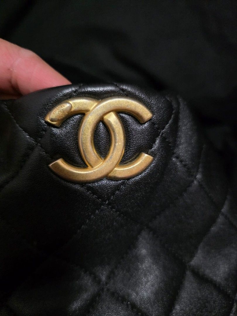 Chanel 稀有經典水桶袋 （分類：手袋及銀包）位於 Hong Kong。 由 mingzhe714 提交（商品編號 1457850865，圖片 3）。簡介： 勁實用，可上膊，手拎，兩用。 用過幾次，保存得十分新淨，四角沒有損傷。 全套包裝齊，100% 專櫃正品，有單，有卡，有防塵袋。。