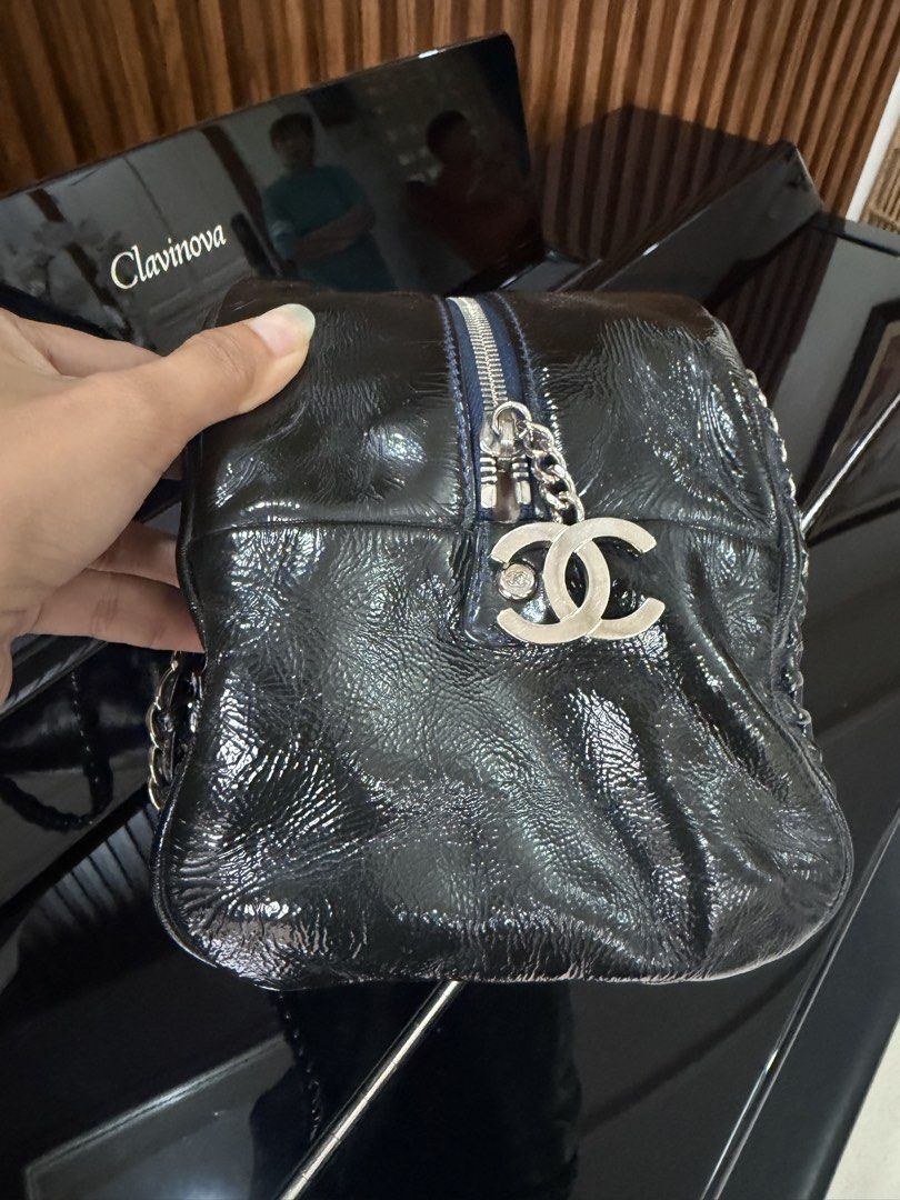 CHANEL BOWLER L (Category: Luxury Bags & Wallets) located in Cagayan de Oro. Submitted by moiobsession (Listing ID 1457773816, Image 2). Description: Chanel Luxe Ligne Bowler Bag Patent Medium with dustbag and card onhand and ready to ship also available for CC payment witg a slightly higher value .