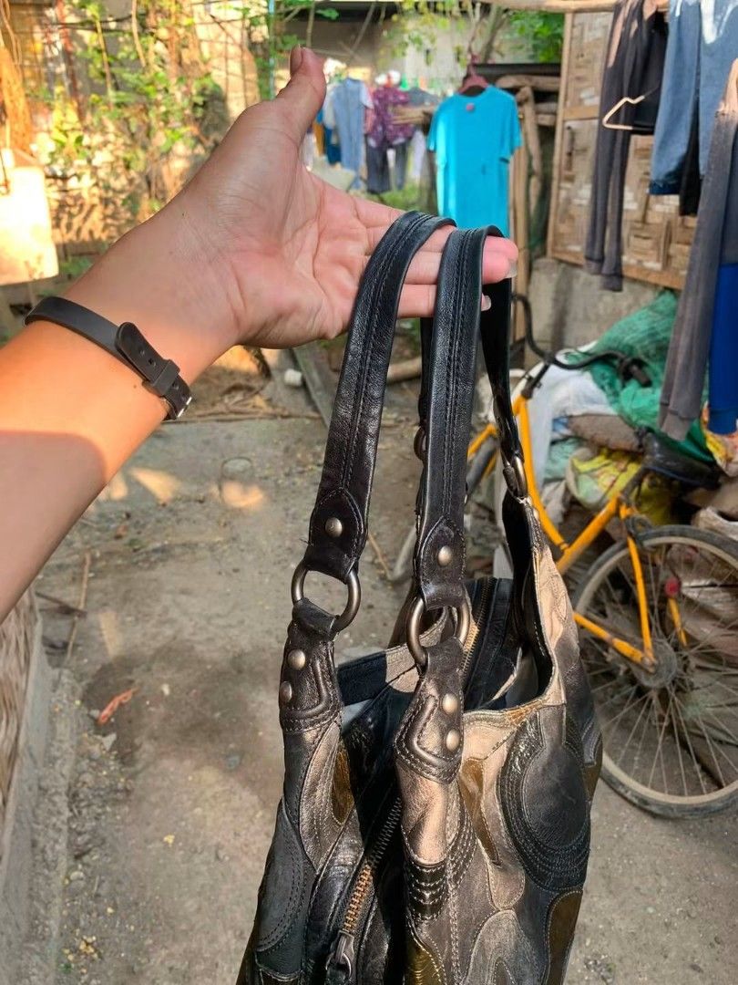 coach patchwork hobo (Category: Luxury Bags & Wallets) located in Panabo. Submitted by albasinser75897 (Listing ID 1457789997, Image 3). Description: coach patchwork hobo ykk zip made in china with creed.