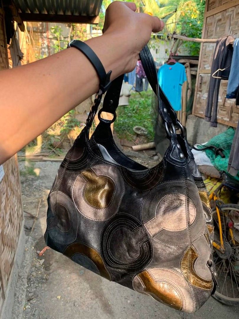 coach patchwork hobo (Category: Luxury Bags & Wallets) located in Panabo. Submitted by albasinser75897 (Listing ID 1457789997, Image 2). Description: coach patchwork hobo ykk zip made in china with creed.