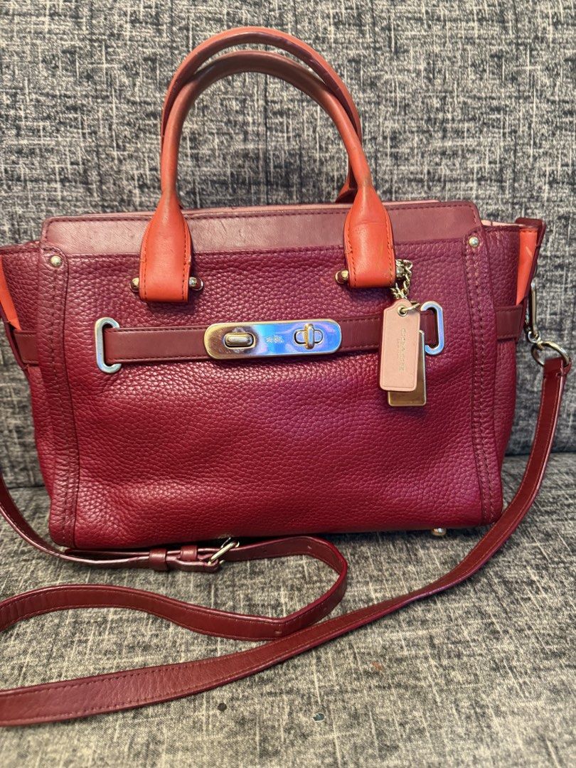COACH SWAGGER TRI COLORS 14x11inches (Category: Cross-body Bags) located in Manila. Submitted by jaylo06 (Listing ID 1457847549, Image 1). Description: Issue oxidation sa handle press mark sa rubber lining naka YKK ZIP may 2 hangtags naka etiketa naka creed lahat ng hardwares naka coach super ganda and kakaibang coach sa may gusto pm lang po thanks.