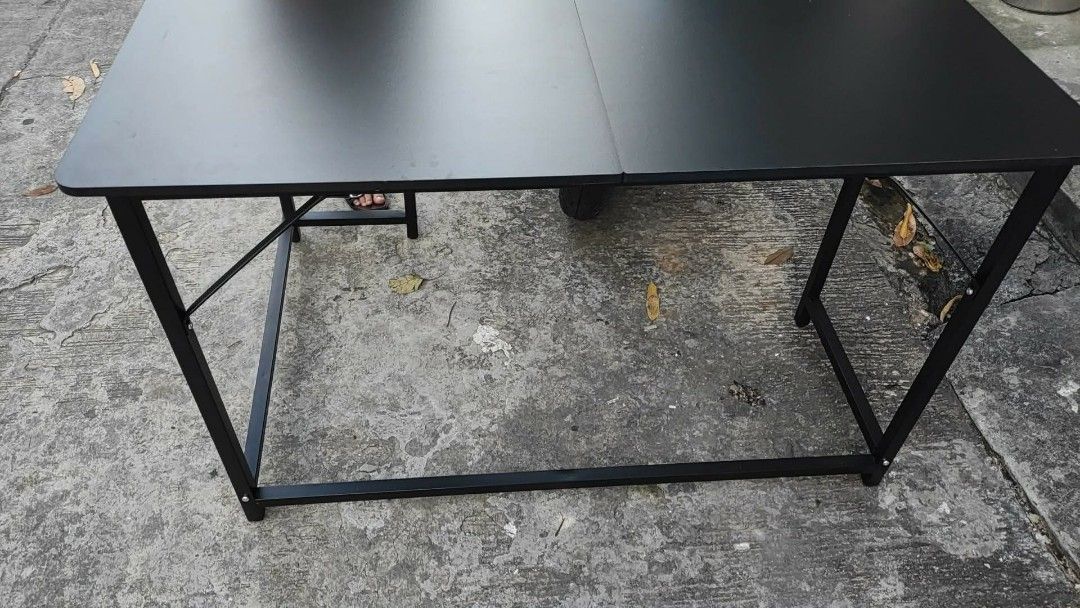Computer Table (brandnew) (Category: Tables & Sets) located in Quezon City. Submitted by arianetelesforo2 (Listing ID 1457887652, Image 3). Description: L-shaped office corner table BRANDNEW Table Size: 120x80x75cm Product color: black charcoal fiber Installation method: Assembly Product installation: Provide installation instructions and simple installation tools. weight: 15kg Can be used as: study table/game table/office desk, etc. Good conditi