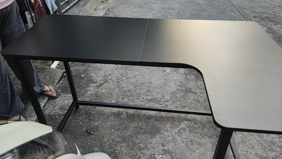 Computer Table (brandnew) (Category: Tables & Sets) located in Quezon City. Submitted by arianetelesforo2 (Listing ID 1457887652, Image 1). Description: L-shaped office corner table BRANDNEW Table Size: 120x80x75cm Product color: black charcoal fiber Installation method: Assembly Product installation: Provide installation instructions and simple installation tools. weight: 15kg Can be used as: study table/game table/office desk, etc. Good conditi