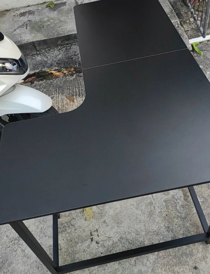 Computer Table (brandnew) (Category: Tables & Sets) located in Quezon City. Submitted by arianetelesforo2 (Listing ID 1457887652, Image 2). Description: L-shaped office corner table BRANDNEW Table Size: 120x80x75cm Product color: black charcoal fiber Installation method: Assembly Product installation: Provide installation instructions and simple installation tools. weight: 15kg Can be used as: study table/game table/office desk, etc. Good conditi