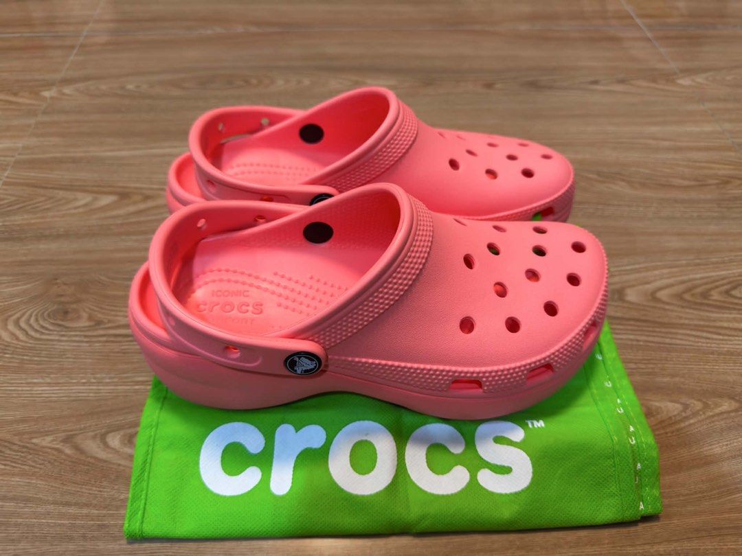 Crocs Classic Platform Clog In Guava (Category: Sandals) located in Cebu City. Submitted by rjzlfindscebu.265 (Listing ID 1457889837, Image 3). Description: Crocs Womens Classic Platform Clog in Guava 🩷 Size: US 7 Womens Condition : Brande new Complete with Hangtag and Dustbag SRP: ₱4,245 Selling Price: ₱2,500 Only 100% Authentic We offer moneyback guarantee if proven fake Location: Cebu City No return no exchange policy Shipping: J&T or LBC (Na