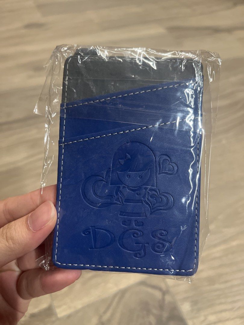DGS mini bazaar card holder （分類：銀包、卡片套）位於 Hong Kong。 由 dyqvdhejeouj 提交（商品編號 1457849362，圖片 2）。簡介： Red strap sold independently, can be used as strap for card holder or bracelet Red strap $30 1 card holder for $70 2 card holders for $130。