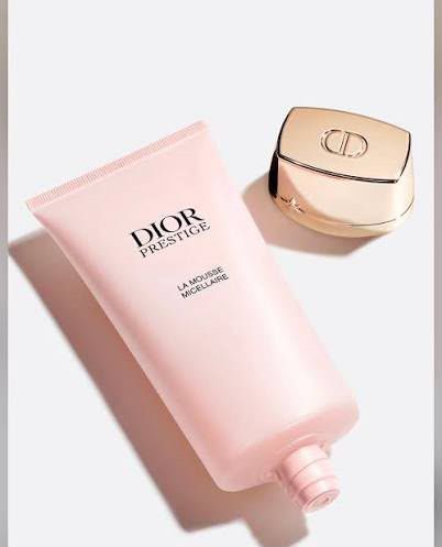 🔅Dior迪奧花蜜洗面奶150ml （分類：面部 - 面部護理）位於 Hong Kong。 由 accshop520 提交（商品編號 1457749595，圖片 2）。簡介： @$190 📦7-10天到貨 🔅Dior迪奧花蜜洗面奶150ml 這款非凡的淨肌泡沫集淨肌修護、軟化膚質與賦活再生效能於一身。奢華的乳液質感配方傾注4倍更高濃度¹的格蘭玫瑰再生萃取物，遇水即轉化為無比輕盈細緻的泡沫。 豐盈的泡沫猶如一層輕裹肌膚的柔紗，將潔面程序昇華為令人沉醉的奢寵時光。愜意舒心的香氣徐徐散發，讓人感到平靜舒坦。溫和的酸鹼值配方能守護肌膚細膩的平衡狀態，瞬間帶來舒適感受。每天使用後，肌膚賦活再生，完美潔淨，持續6小時水潤²。 頃刻間，肌膚光澤度提升48%³，膚質細緻度改善45%³。日復日，肌膚煥發新生年輕光采：女性使用者表示使用1個月後，肌膚柔軟度提升88%⁴，肌膚再生能力提升157%⁴。。