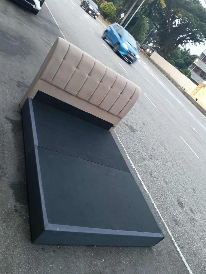 Divan queen (Category: Bed Frames & Mattresses) located in Klang. Submitted by mohdsumon718369 (Listing ID 1457745831, Image 2). Description: divan queen.
