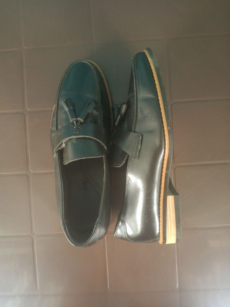 ELCANTO Black Leather Tassel Loafers (Category: Loafers) located in Manila. Submitted by thrift_with_khryss.11 (Listing ID 1457761571, Image 2). Description: - Brand: ELCANTO - Color: Black - Material: Leather - Style: Loafers - Features: Classic tassel detail on vamp, light wood-like stacked heel - Occasion: Smart casual, work, night out - Comfort: Easy slip-on style.
