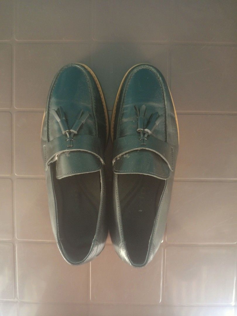 ELCANTO Black Leather Tassel Loafers (Category: Loafers) located in Manila. Submitted by thrift_with_khryss.11 (Listing ID 1457761571, Image 1). Description: - Brand: ELCANTO - Color: Black - Material: Leather - Style: Loafers - Features: Classic tassel detail on vamp, light wood-like stacked heel - Occasion: Smart casual, work, night out - Comfort: Easy slip-on style.