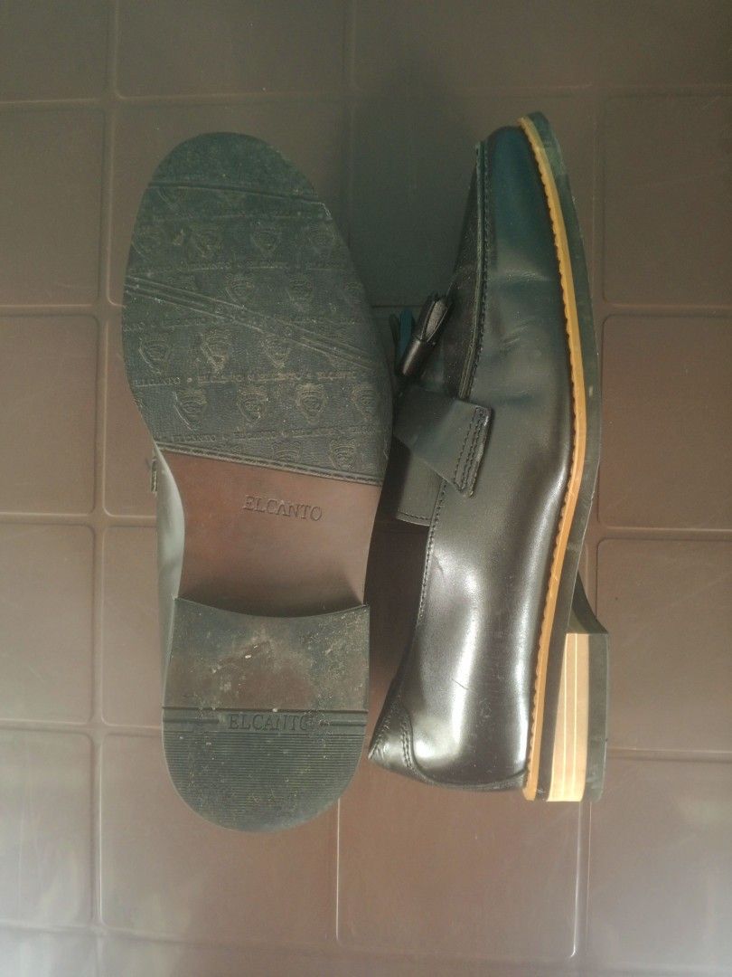ELCANTO Black Leather Tassel Loafers (Category: Loafers) located in Manila. Submitted by thrift_with_khryss.11 (Listing ID 1457761571, Image 3). Description: - Brand: ELCANTO - Color: Black - Material: Leather - Style: Loafers - Features: Classic tassel detail on vamp, light wood-like stacked heel - Occasion: Smart casual, work, night out - Comfort: Easy slip-on style.