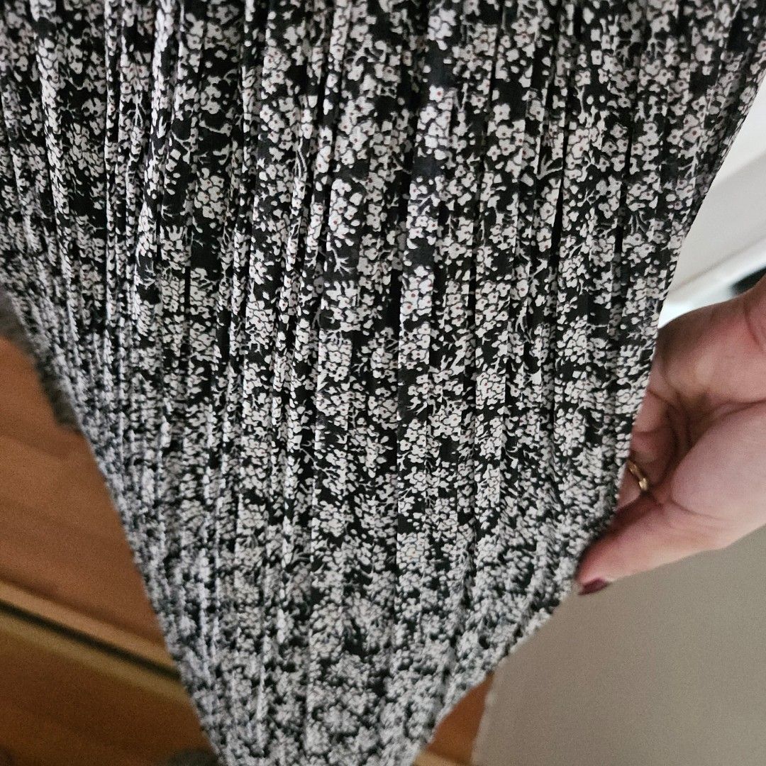 ELPAM TINY FLORAL MIDI SKIRT (Category: Skirts) located in Carmona. Submitted by simplestashph (Listing ID 1457823456, Image 3). Description: 0102 ELPAM TINY FLORAL MIDI SKIRT W 26-30 L 29 Php 300.