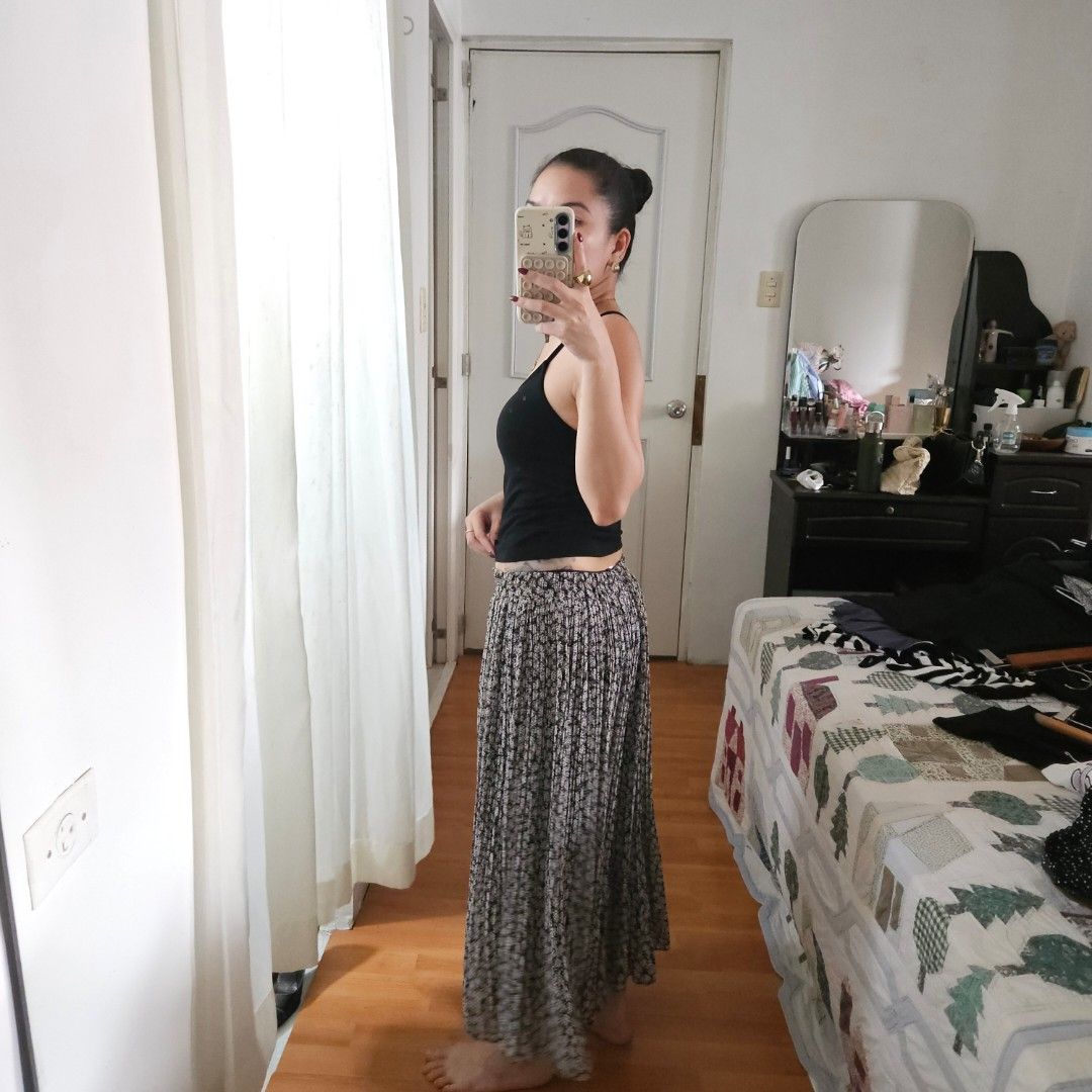 ELPAM TINY FLORAL MIDI SKIRT (Category: Skirts) located in Carmona. Submitted by simplestashph (Listing ID 1457823456, Image 2). Description: 0102 ELPAM TINY FLORAL MIDI SKIRT W 26-30 L 29 Php 300.