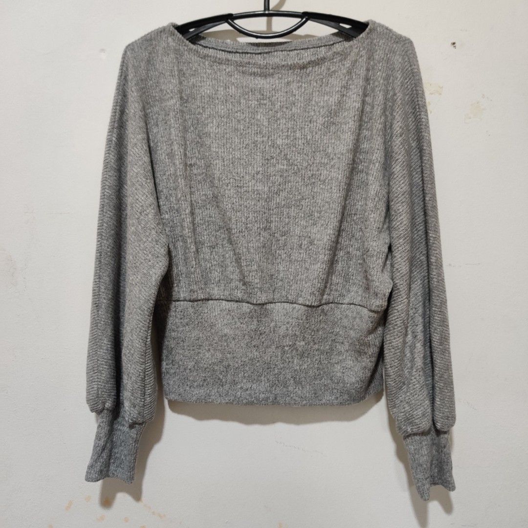 Emery Rose Grey Ribbed Long Sleeve Sweater (Category: Longsleeves) located in Paranaque City. Submitted by _itskendi (Listing ID 1457848426, Image 1). Description: Used once - Emery Rose grey ribbed sweater - Long sleeves with elasticated cuffs - Crew neck - Soft and stretchy material - Ideal for layering or wearing alone - Versatile styling with jeans or skirts.