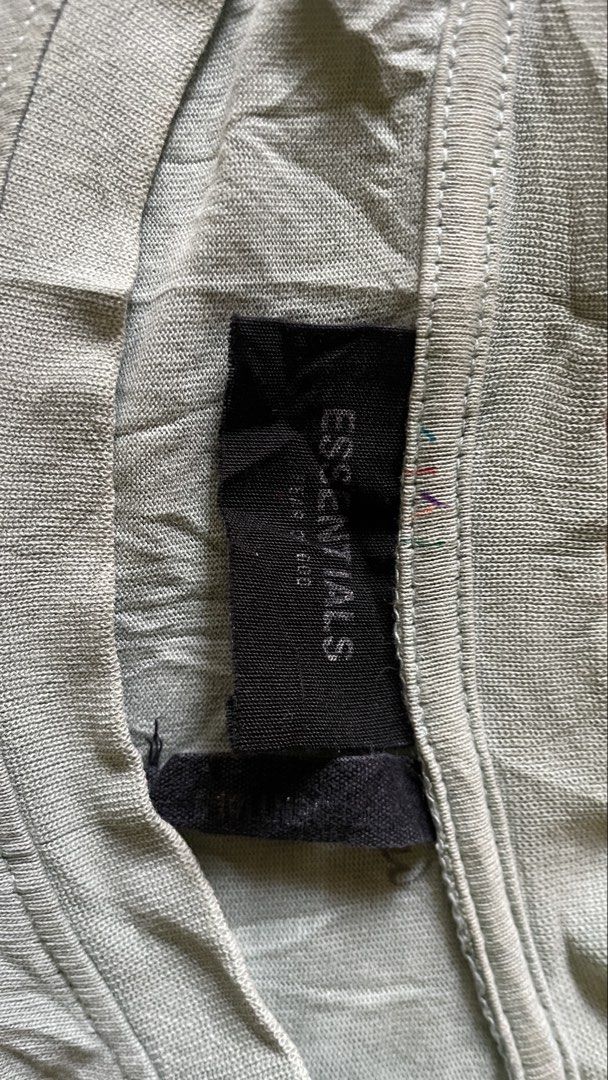 Essentials Tshirt (Category: Tshirts & Polo Shirts ) located in Tagum. Submitted by faeriiie (Listing ID 1457773817, Image 3). Description: Slightly cracked back print. W- 52 cm L- 70 cm.