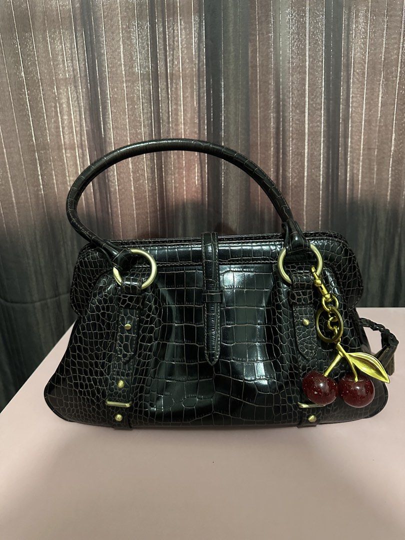 Fino Leatherware Bag (Category: Shoulder Bags) located in Rizal. Submitted by cruzj18 (Listing ID 1457815168, Image 3). Description: Beautiful, shiny crocodile leather bag from Fino Leatherware. Real , genuine leather Dark brown in color Can be carried as shoulderbag or handbag Shiny metal Fino plate with 1 zipper pocket and 4 open pocket inside This is so nice, looks brand new Clean, no odor All zippers working well.