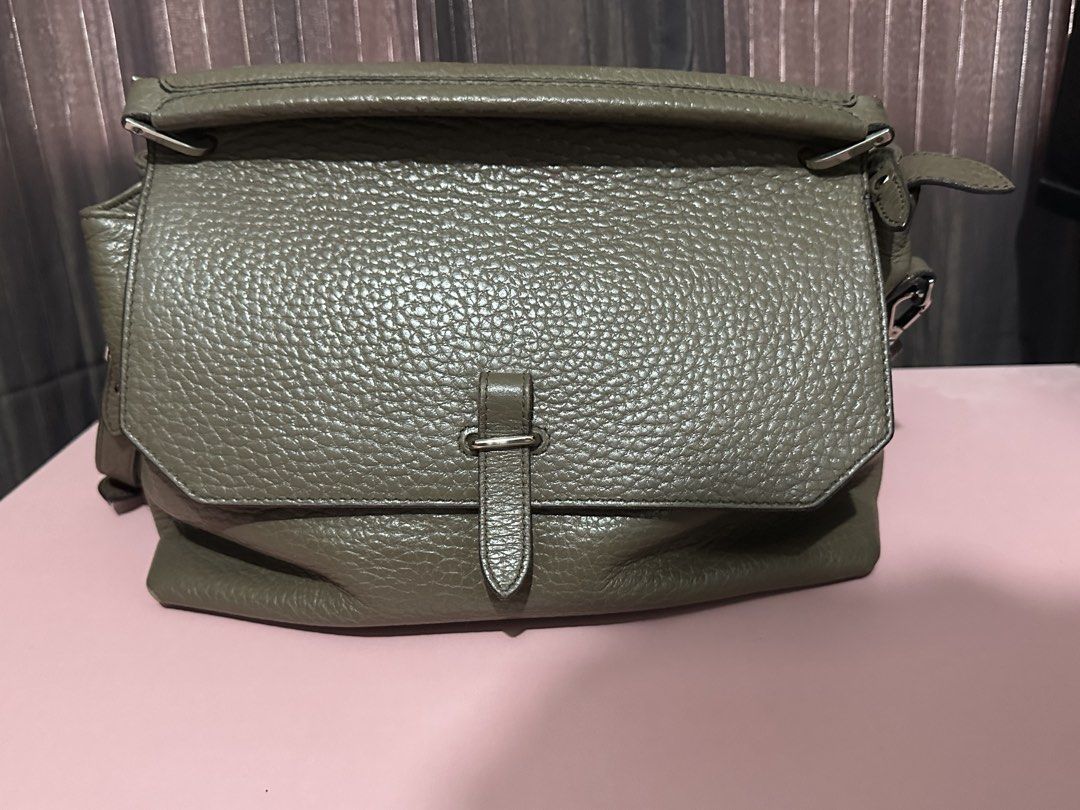 Fino Leatherware Bag (Category: Shoulder Bags) located in Rizal. Submitted by cruzj18 (Listing ID 1457836697, Image 2). Description: Fino 3-way bag Beige color With adjustable strap for cross-body or as shoulder bag With top handle Spacious, with 2 zipper pockets With 2 open pockets inside Clean, no odor Very nice bag for corporate look or casual use.