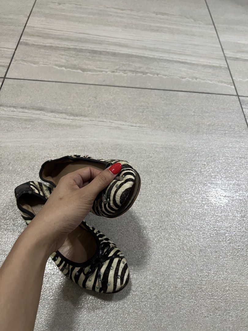 FREE (Category: Flats & Sandals) located in Quezon City. Submitted by _nicole21 (Listing ID 1457829576, Image 3). Description: size 37 genuine leather made in italy, need ipadikit get this if you buy anything .