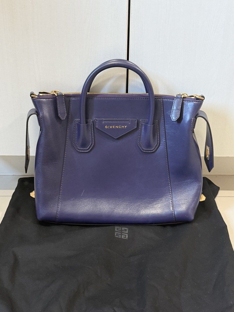 Givenchy soft antigona (Category: Luxury Bags & Wallets) located in Mandaluyong City. Submitted by staaarrstaaaar (Listing ID 1457741672, Image 2). Description: Almost new! Used twice in travels..