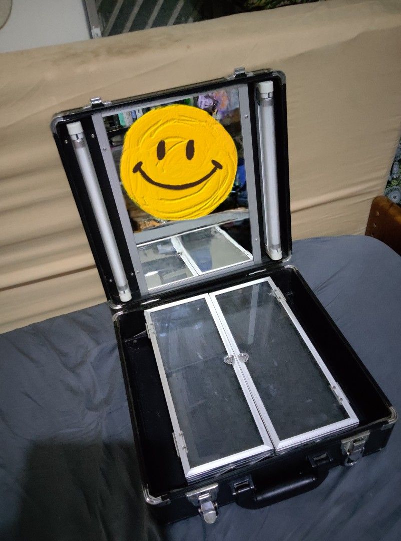 Glad King Makeup Kit With Lights (Category: Makeup) located in Manila. Submitted by pmramo (Listing ID 1457801161, Image 3). Description: Glad King Heavy Duty Makeup Kit Cord for Light not included.