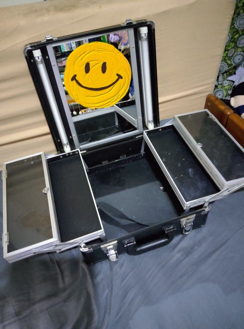 Glad King Makeup Kit With Lights (Category: Makeup) located in Manila. Submitted by pmramo (Listing ID 1457801161, Image 2). Description: Glad King Heavy Duty Makeup Kit Cord for Light not included.