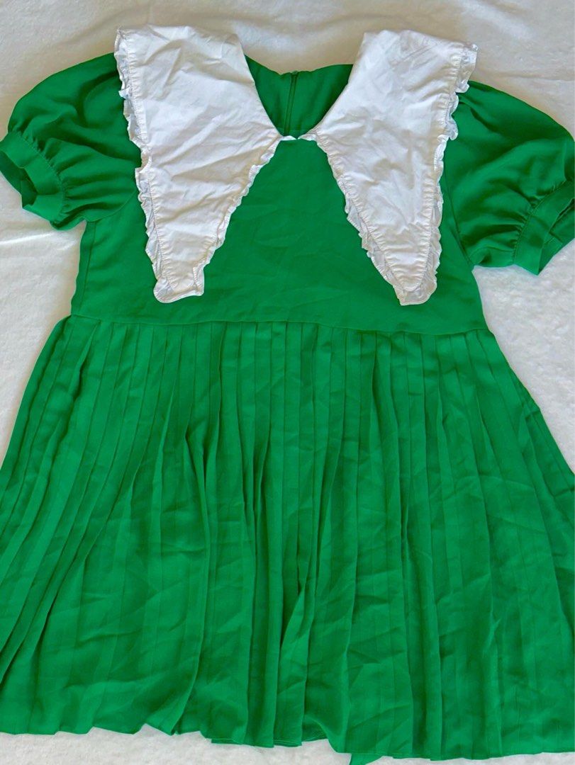 green peter pan collar dress (Category: Dresses) located in Las Pinas. Submitted by cccurations (Listing ID 1457871370, Image 2). Description: 🔖 green peter pan collar dress 🪡 length: 32.5” 🪡 shoulder to pit: 9” 🪡 bust: 37” 🪡 waist: 36” 🪡 zipper on the back 🪡 double lined 🪡 peter pan collar 🪡 attached pads on collar 🪡 pleated skirt 🪡 very peter pan aesthetic! 🪡 flaw/s: stains on the collar 🔖 ₱250 🔖 comment “mine” to get the item! 🔖