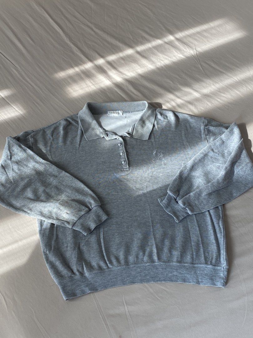 Grey Collared Sweatshirt with Embroidered Detail (Category: Longsleeves) located in Makati City. Submitted by dcltering_unicorn (Listing ID 1457891750, Image 1). Description: ♡ 𝙖𝙗𝙤𝙪𝙩 𝙩𝙝𝙚 𝙞𝙩𝙚𝙢 ♡ ✿ size: M (length: 21.5in ; width: 21.5 in ✿ color: grey ✿ style: long-sleeved sweatshirt with collared neckline with button closure ✿ issues: signs of usage (see photos) neckline is worn with tiny hole ✿ rfs: decluttering, too many sweaters ♡ 