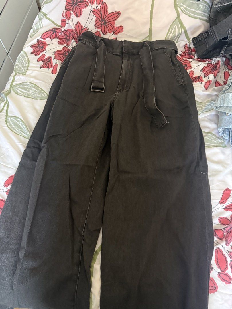 GU BLACK BAGGY JEANS (Category: Jeans) located in Manila. Submitted by ksywn (Listing ID 1457861719, Image 3). Description: brand new never worn outside no tag fits m-l.
