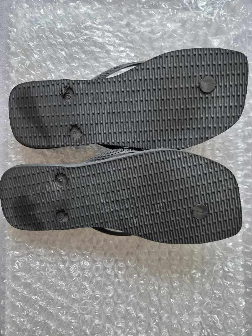 Havaianas x Zara flipflops (Category: Slippers and slides) located in Las Pinas. Submitted by storage485 (Listing ID 1457857663, Image 2). Description: - black Havaianas flip flops - Size: 37/38 - Classic design with textured sole - Features Havaianas logo on straps - Perfect for casual wear - Selling as they are no longer needed.