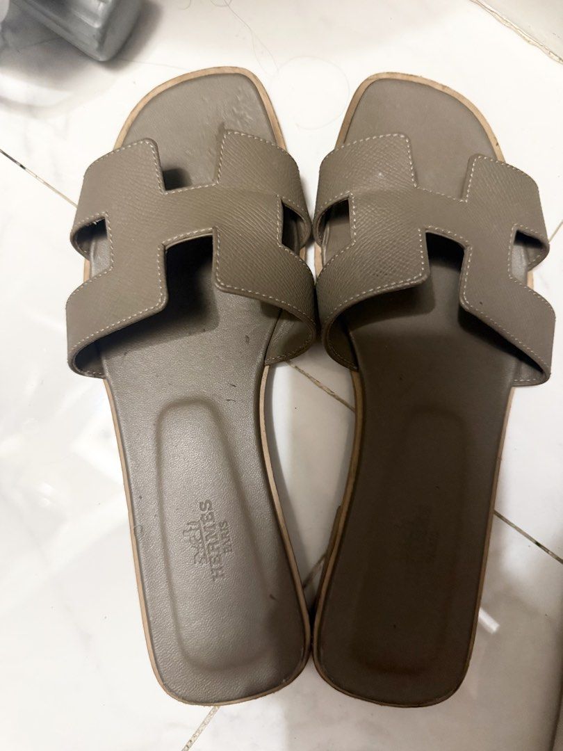 Hermes Oran Slippers (Category: Flats & Sandals) located in Manila. Submitted by karencr (Listing ID 1457754748, Image 1). Description: - Authentic Hermes Oran size 39 - Classic 'H' design - Made from genuine leather - Comfortable slip-on style - Ideal for casual outings.
