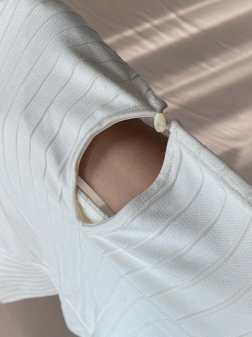 H&M White Ribbed Puff Sleeve Top (Category: Blouses) located in Makati City. Submitted by dcltering_unicorn (Listing ID 1457890756, Image 3). Description: ♡ 𝙖𝙗𝙤𝙪𝙩 𝙩𝙝𝙚 𝙞𝙩𝙚𝙢 ♡ ✿ brand: H&M ✿ size: M (length: 19 in ; width: 17 in) ✿ color: white ✿ style: puff sleeves with elastic cuffs, elasticated hem, button closure at the back of the neck ✿ cute for work ✿ rfs: decluttering ♡ 𝙥𝙖𝙮𝙢𝙚𝙣𝙩 & 𝙙𝙚𝙡𝙞𝙫𝙚𝙧𝙮 ♡ ✿ mop: gcash, bank tran