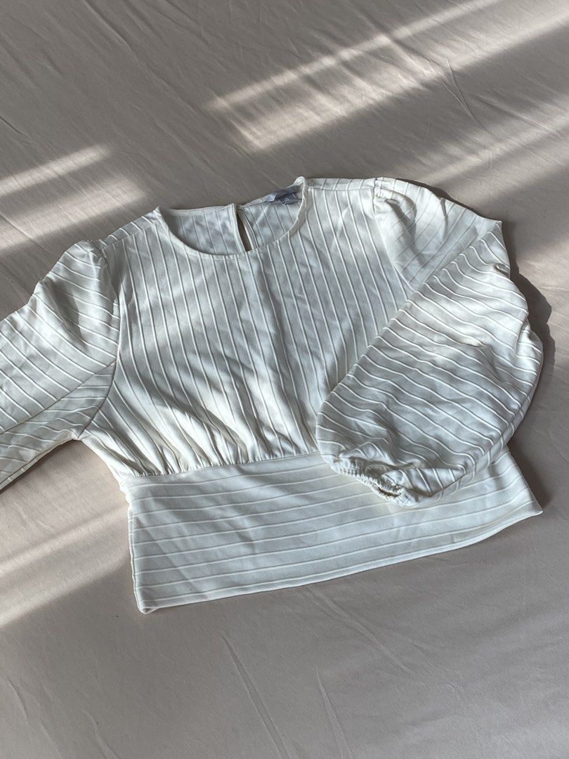 H&M White Ribbed Puff Sleeve Top (Category: Blouses) located in Makati City. Submitted by dcltering_unicorn (Listing ID 1457890756, Image 1). Description: ♡ 𝙖𝙗𝙤𝙪𝙩 𝙩𝙝𝙚 𝙞𝙩𝙚𝙢 ♡ ✿ brand: H&M ✿ size: M (length: 19 in ; width: 17 in) ✿ color: white ✿ style: puff sleeves with elastic cuffs, elasticated hem, button closure at the back of the neck ✿ cute for work ✿ rfs: decluttering ♡ 𝙥𝙖𝙮𝙢𝙚𝙣𝙩 & 𝙙𝙚𝙡𝙞𝙫𝙚𝙧𝙮 ♡ ✿ mop: gcash, bank tran