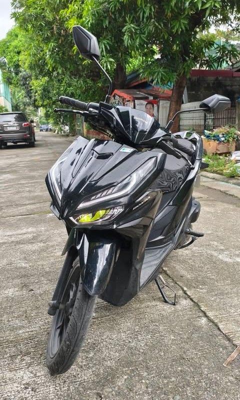 Honda Click V3 '24-'25 (Category: Motorbikes for Sale) located in Quezon City. Submitted by gentlecloud.3a4cf1 (Listing ID 1457724506, Image 1). Description: For Sale My Personal Honda Click V3 '24-'25 year model 18k odometer Super Stock lady used complete docs with plaka from Lto na den ISSUE: slight Dents due to everyday used,yung clock sa panel d accurate idk how ayusin,..