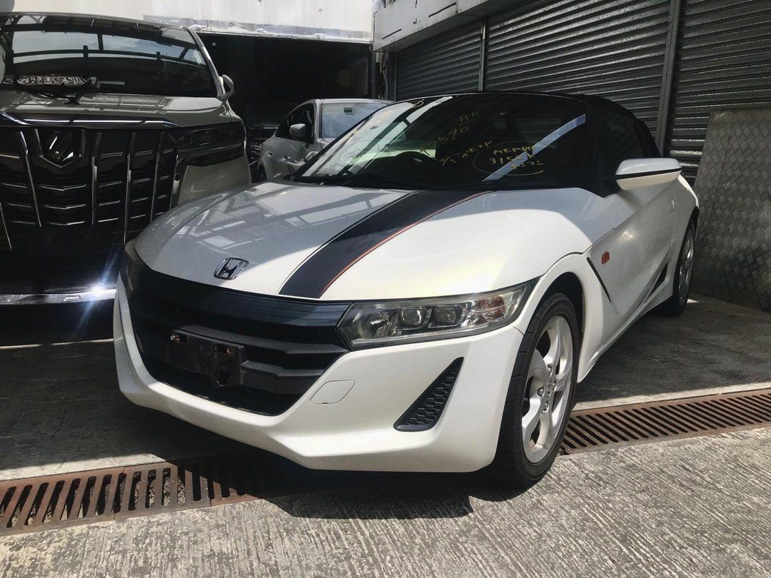 Honda S660 Jw5 Auto （分類：車輛放售）位於 Hong Kong。 由 galaxymotorhk 提交（商品編號 1457710204，圖片 1）。簡介： 【出售】Honda S660 雙座軟頂開篷小跑車｜剛抵港🇯🇵 ❤️‍🔥鍾意開篷小跑車嘅朋友唔好錯過❤️‍🔥 - ▪引擎：658cc 渦輪增壓 Turbo｜自動波 ▪顏色：珍珠白色🤍 機蓋帶運動拉花 ▪車型：日本 K‑Car 雙座軟頂開篷跑車 ▪配置：雙座軟頂手動開篷｜Keyless 無匙進入｜LED 頭燈組｜原廠跑車方向盤｜高運動化桶椅｜原廠多幅式合金軨｜碳纖紋內飾飾板 ▪改裝：機蓋運動拉花，其餘維持原廠狀態 ▪車況：0手｜剛抵港｜內外乾淨企理｜機況狀態良好 ▪售價：$150,000 - ✅日系經典 K‑car 開篷小跑，輕量化車身，轉向靈活 ✅軟頂開篷設計，遊車河、打卡影相一流，一定超高回頭率 ✅車身體積細小，容易泊車 - ❤️歡迎預約睇車、試車❤️ 🩷啱心水就嚟睇咗先😍 📍地址：元朗大旗嶺路33