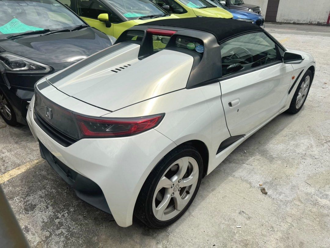 Honda S660 Jw5 Auto （分類：車輛放售）位於 Hong Kong。 由 galaxymotorhk 提交（商品編號 1457710204，圖片 2）。簡介： 【出售】Honda S660 雙座軟頂開篷小跑車｜剛抵港🇯🇵 ❤️‍🔥鍾意開篷小跑車嘅朋友唔好錯過❤️‍🔥 - ▪引擎：658cc 渦輪增壓 Turbo｜自動波 ▪顏色：珍珠白色🤍 機蓋帶運動拉花 ▪車型：日本 K‑Car 雙座軟頂開篷跑車 ▪配置：雙座軟頂手動開篷｜Keyless 無匙進入｜LED 頭燈組｜原廠跑車方向盤｜高運動化桶椅｜原廠多幅式合金軨｜碳纖紋內飾飾板 ▪改裝：機蓋運動拉花，其餘維持原廠狀態 ▪車況：0手｜剛抵港｜內外乾淨企理｜機況狀態良好 ▪售價：$150,000 - ✅日系經典 K‑car 開篷小跑，輕量化車身，轉向靈活 ✅軟頂開篷設計，遊車河、打卡影相一流，一定超高回頭率 ✅車身體積細小，容易泊車 - ❤️歡迎預約睇車、試車❤️ 🩷啱心水就嚟睇咗先😍 📍地址：元朗大旗嶺路33
