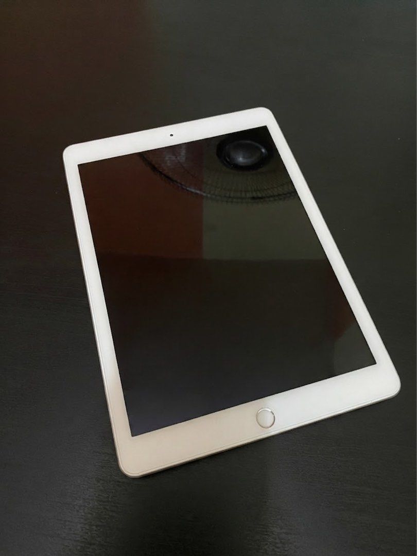 iPad 6th Gen 32 GB (Category: iPad) located in Marikina City. Submitted by marusalberto (Listing ID 1457870412, Image 1). Description: - iPad 6th Generation - 32GB Storage - Perfect for everyday use - Available for meetups in Marikina City.