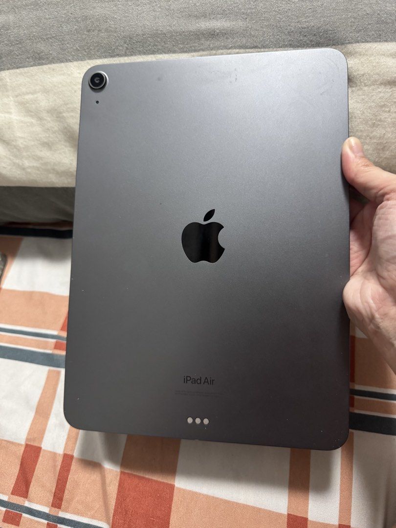 iPad Air 5th Gen 64gb (Category: iPad) located in Antipolo. Submitted by thriftsbyra.s (Listing ID 1457759960, Image 3). Description: Ipad air 5th gen. 64gb with box Check the photos for the minor flaws. White spots touchable naman hindi dead pixel & 1 scratch sa screen, dents sa body kakapalit ng case kasi. Over all good working condition po. Free case ko na po. Slightly nego for sure buyer. Rfs: may bagong tablet na. For inquiries: 0 9 05 556 9