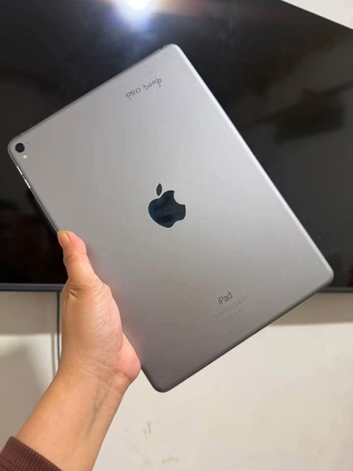 IPAD PRO 9.7 INCH | 32GB | WIFI ONLY (Category: iPad) located in Pasay City. Submitted by delrosariowilma9333 (Listing ID 1457807233, Image 1). Description: 💰 ₱5,900 ONLY 📱 iPad Pro 9.7-inch | 32GB | WiFi Only ✨ Good condition ✅ 32GB Storage ✅ WiFi Only ✅ Touch ID ✅ Camera working ✅ Speaker working ✅ Ready for new user ✅ Good for YouTube, Netflix, browsing & online classes 📦 Box + charger available.