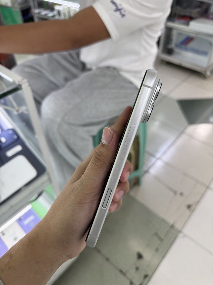iPhone 17 Pro Max 512GB Factory Unlock No Issue Secondhand (Category: iPhone 17 Series) located in Pasig City. Submitted by FarAndRayShop (Listing ID 1457879754, Image 2). Description: OPEN FOR SWAP/SELLING/BUYING (RFS: Buy and Sell) Price: 84,499 iPhone 17 Pro Max 512GB •FACTORY UNLOCK •NO HIDDEN ISSUES •TEST TO SAWA •Authentic Phone Physical store in Greenhills Shopping Center XD-14 Stall Number Look For Rayray Or Anika NO CASH INSTALLMENT We a