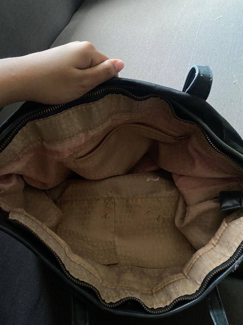 Kate Spade Tote Bag - Black (Category: Luxury Bags & Wallets) located in Urdaneta. Submitted by sowwhimsical_oninsta (Listing ID 1457824175, Image 2). Description: Has issues (Sa Sling and Sa zipper) Needs cleaning RFS: Hindi na nagagamit.