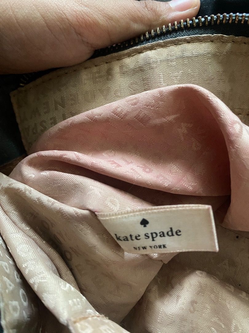 Kate Spade Tote Bag - Black (Category: Luxury Bags & Wallets) located in Urdaneta. Submitted by sowwhimsical_oninsta (Listing ID 1457824175, Image 3). Description: Has issues (Sa Sling and Sa zipper) Needs cleaning RFS: Hindi na nagagamit.