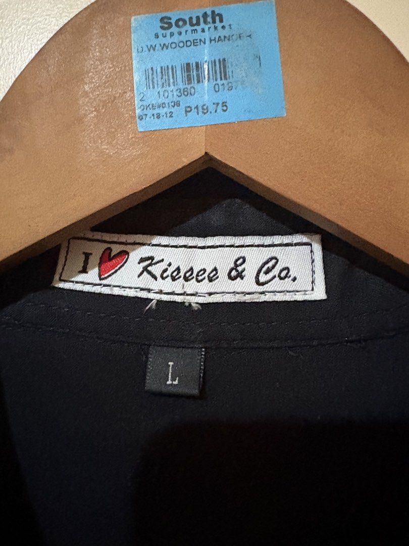 [Kisses & Co] Black Button-Up Blouse (Category: Blouses) located in Pasig City. Submitted by kitcatss (Listing ID 1457791288, Image 2). Description: 💋 Black Button-Up Blouse 💋 Brand: I Love Kisses & Co Size: Large on tag (best fits sizes medium or large/ can be oversized if you’re a size small) *still in good condition *suede-like fabric Mop: gcash/ paymaya Mod: j&t/ lalamove (sf shoulder by buyer) Rfs: decluttering (no longer worn).